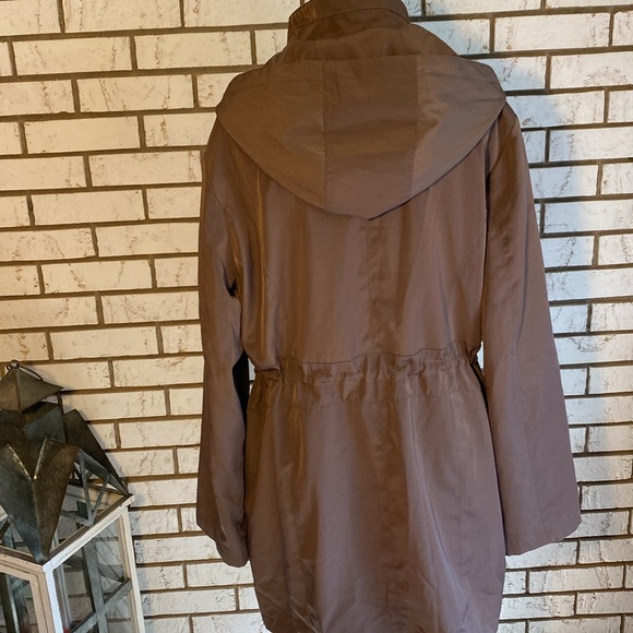 Liz Claiborne - Brown Rain Jacket, attached hood , zip front.  Size XL - Picture 3 of 4